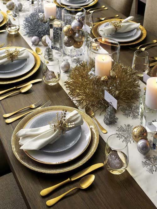 Mesa decorada con varios adornos dorados