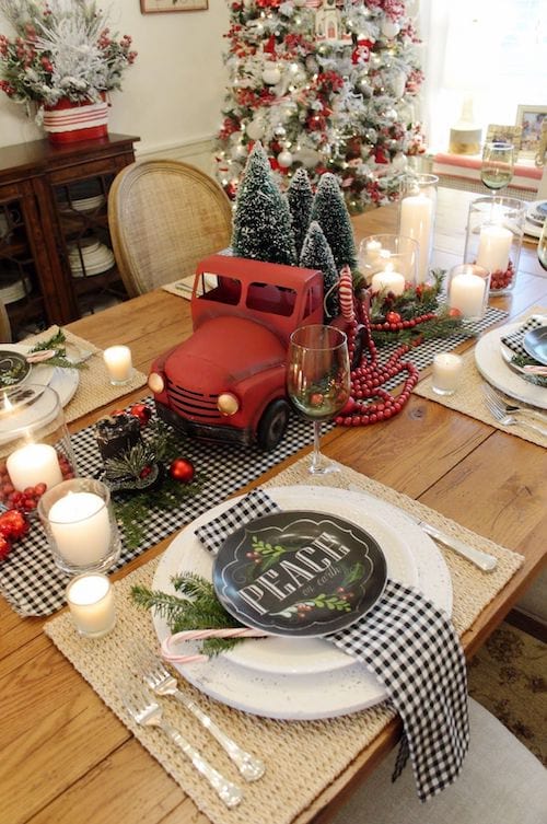 Camión rojo en miniatura en medio de una mesa