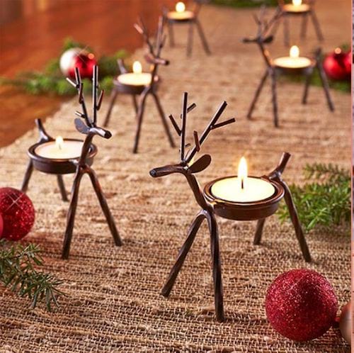Mini reno brillante en mesa con velas