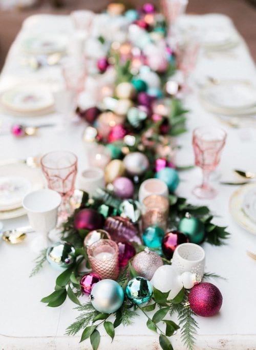 Adornos en violeta y azul para decorar la mesa navideña