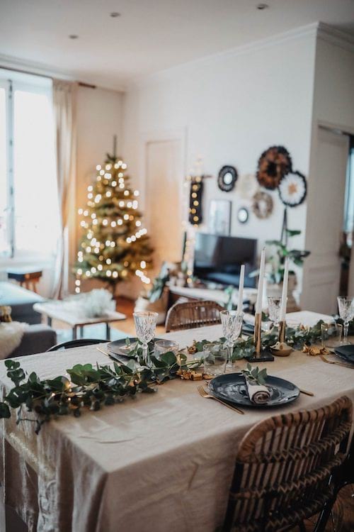 Mesa con decoración navideña