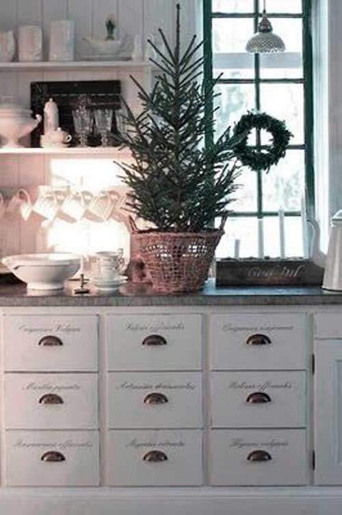 Pequeño árbol de Navidad en una canasta en la encimera de la cocina