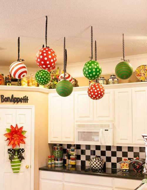 globos verdes y rojos cuelgan del techo con cintas