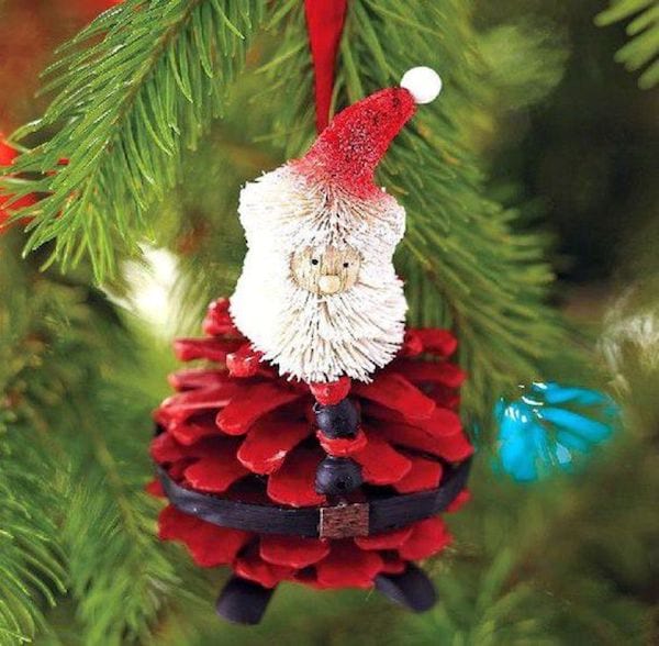 Decoración navideña cono de pino de santa claus