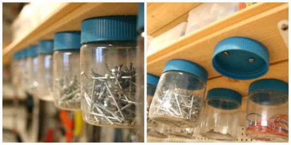 frascos fijados debajo de un estante para guardar tornillos y clavos