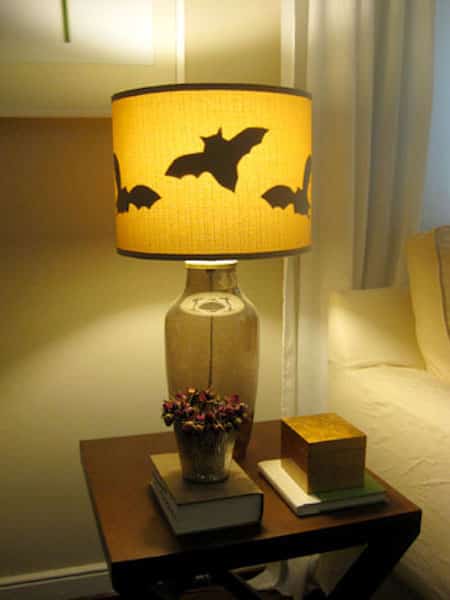 Una lámpara iluminada con sombras de murciélago.