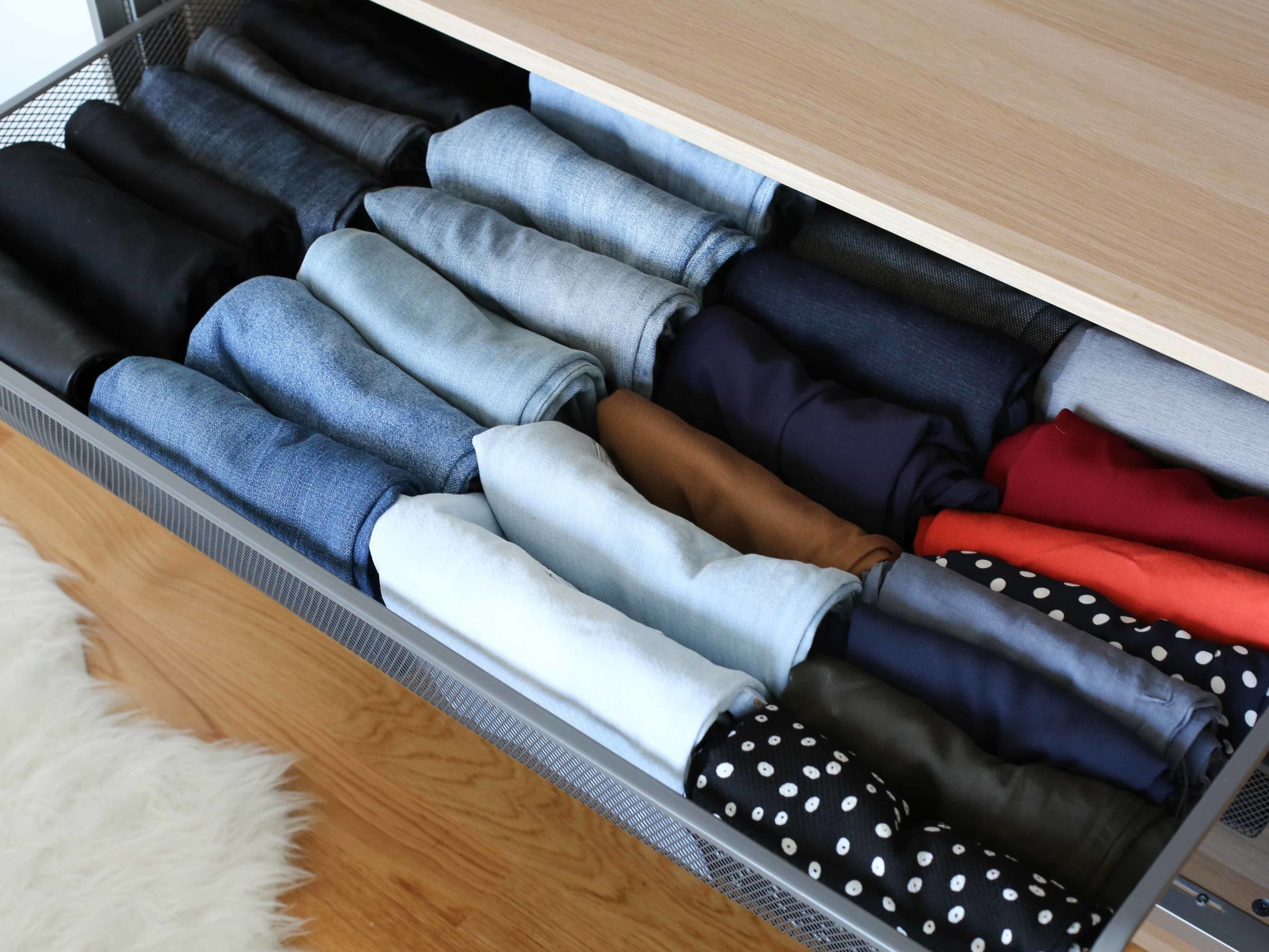 Armazenamento: Como dobrar suas roupas usando o método Marie Kondo?