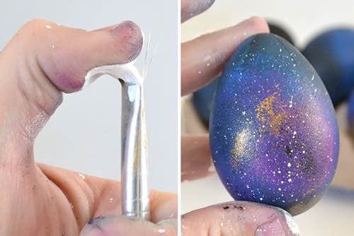 cómo pintar un huevo de galaxia con salpicaduras de pintura