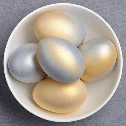 huevos de pascua pintados con pintura metalizada