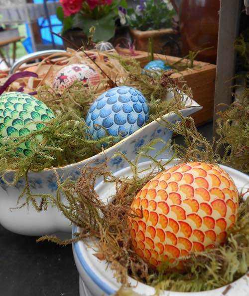 huevos de pascua pintados como dragones