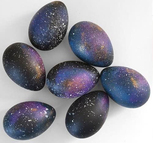 huevos decorados con pintura en aerosol