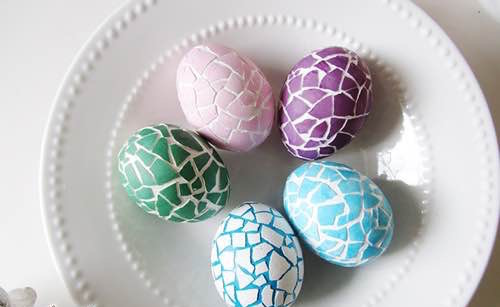 huevos de pascua decorados con mosaicos