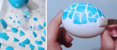 pegue pedazos de cáscaras de huevo de colores en el huevo de pascua