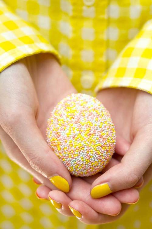 Huevos de Pascua decorados con mini bolitas de azúcar de colores