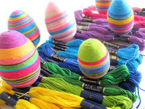 huevos de pascua decorados con hilos de colores