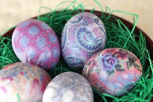 huevos de pascua decorados con estampados de corbata