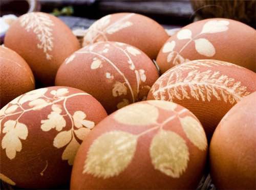 Huevos de Pascua decorados con flores secas