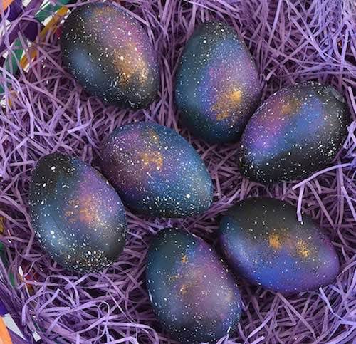 huevos de pascua decorados con pintura de galaxias