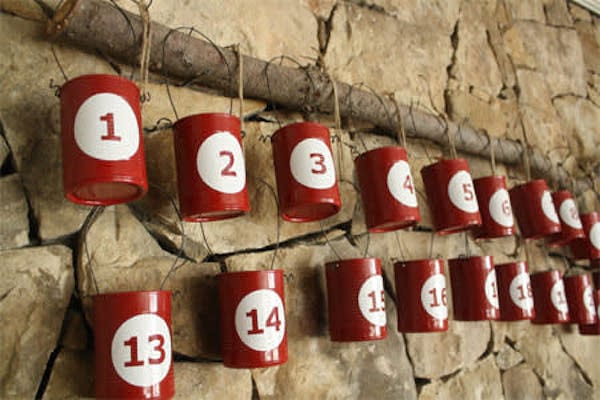 Latas de hojalata numeradas utilizadas como calendario