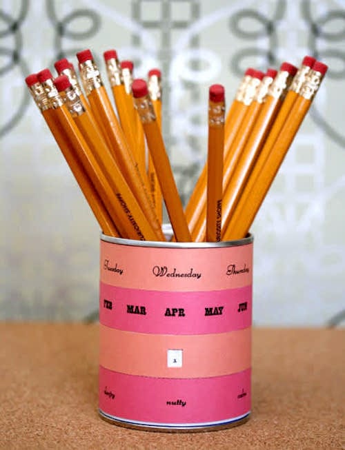 Lata formando un bote para lápices decorada con un mini calendario