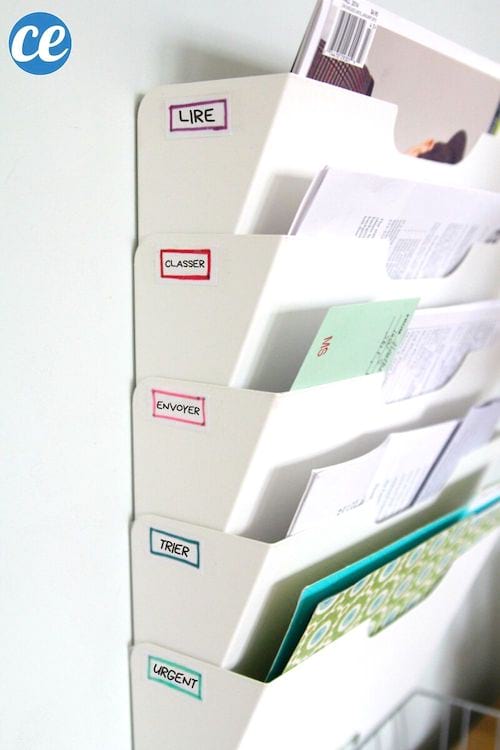 Un maletín vertical con etiquetas de archivo.