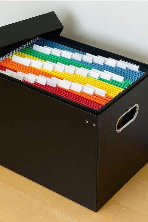 Una caja de archivos de suspensión con código de color.