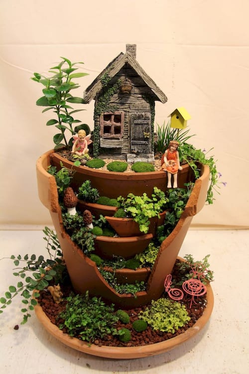 Un mini jardín decorativo en una maceta rota.