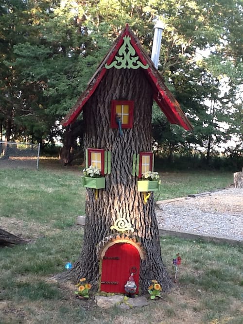 un tocón de árbol convertido en una casa de duendes