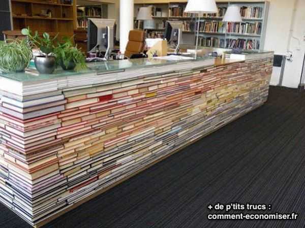 un escriptori fet amb llibres antics