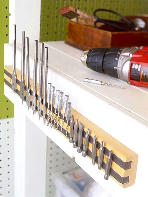 Guarde todas sus herramientas en una barra magnética para ahorrar espacio en su garaje.
