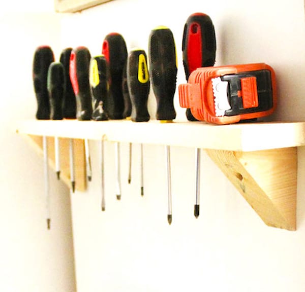 Utilitzeu fusta recuperada per fer un prestatge per emmagatzemar els tornavisos i estalviar espai al garatge.
