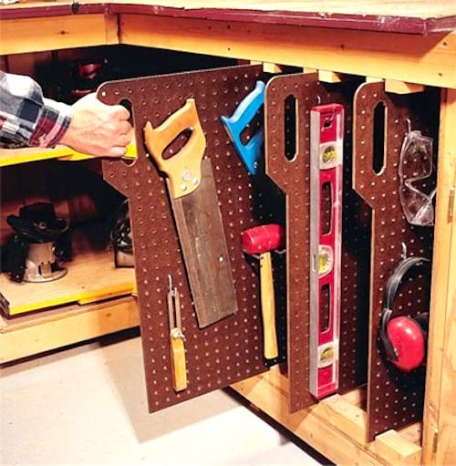 Utilice un tablero de clavijas para almacenar sus herramientas en posición vertical y ahorrar espacio en su garaje.