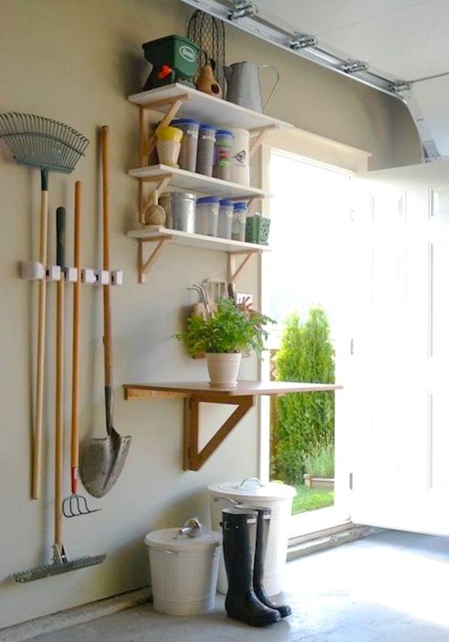 Configure un espacio dedicado a la jardinería para ahorrar espacio en su garaje.