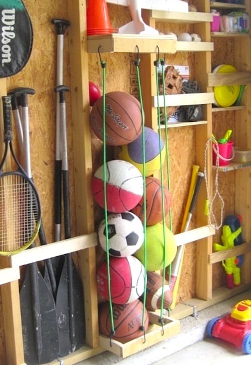 Utilice tensores para guardar las bolas y ahorrar espacio en su garaje.