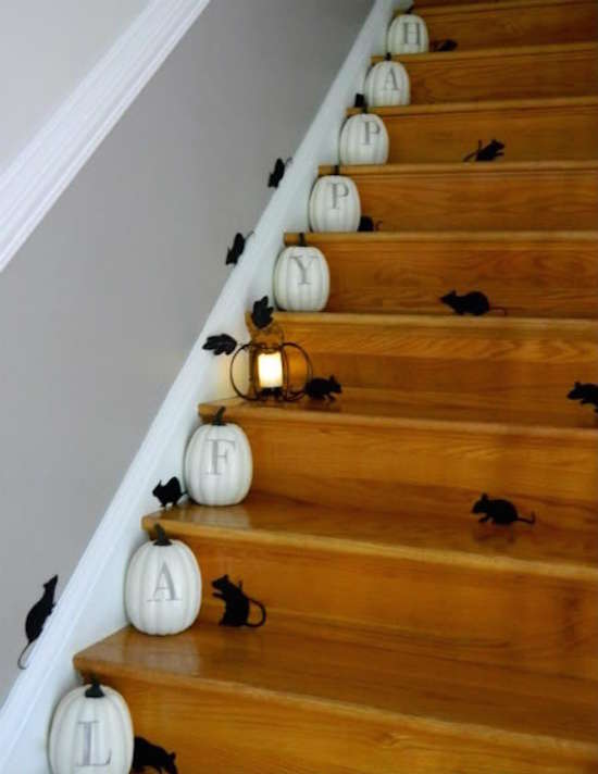 Calabazas y ratones en las escaleras.