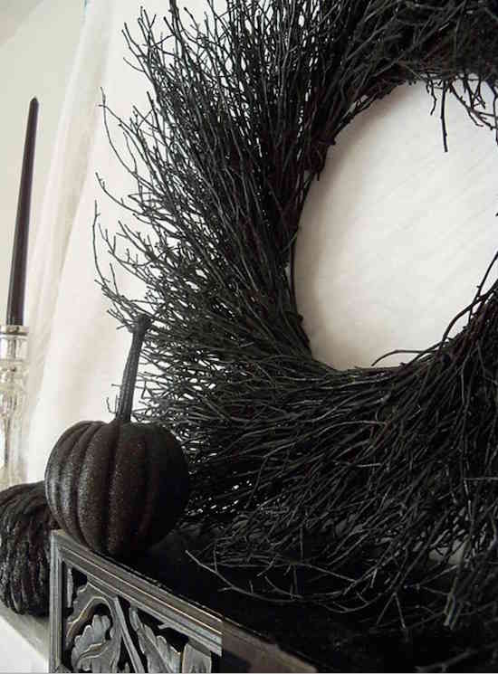 una corona hecha con ramitas negras para Halloween