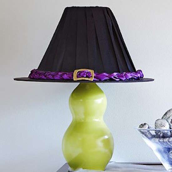 Haz una pantalla de lámpara en forma de sombrero de bruja.