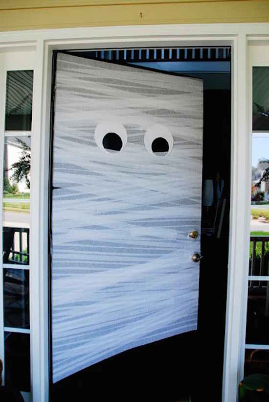 Puerta con forma de momia para halloween
