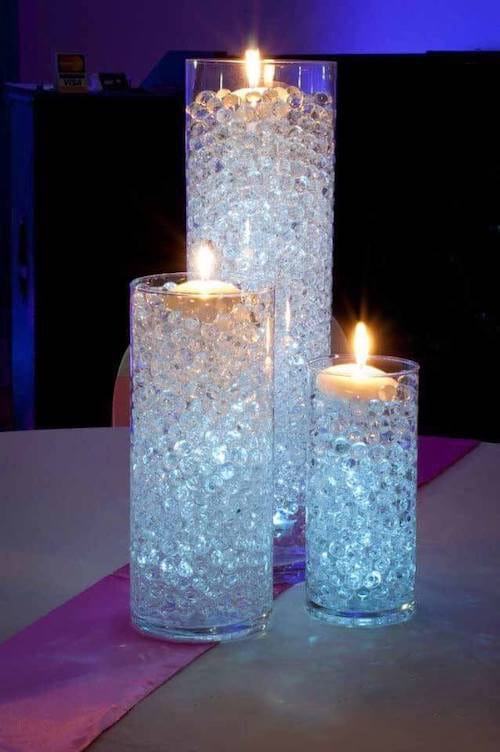 jarrón de cristal de perlas de lluvia y velas
