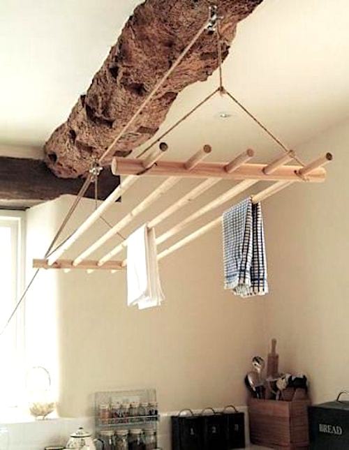 Un perchero de techo de madera para secar la ropa.