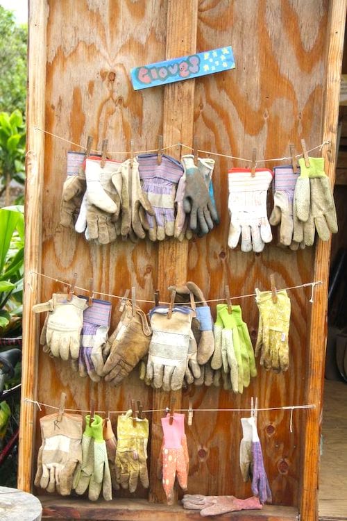 Un tendedero casero para guardar y secar guantes de jardinería.