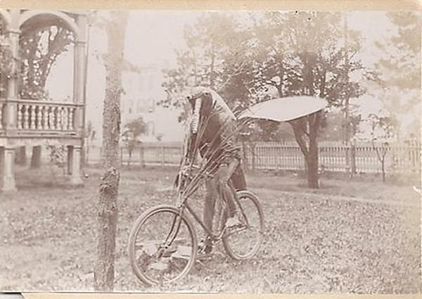 Paslaptingas vyras ant dviračio tarp medžių