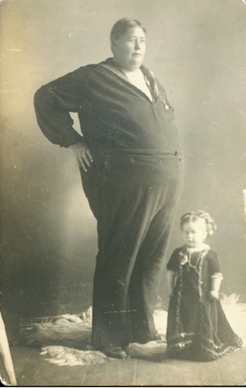 رجل طويل يقف بجانب ابنته