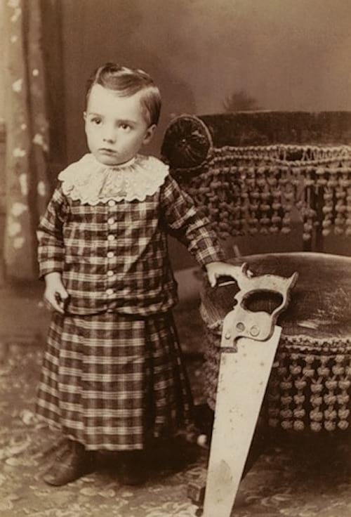 طفل صغير بجانب منشار