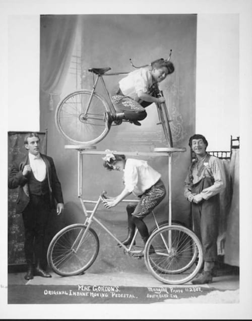 Niños en bicicletas apiladas en varios taburetes