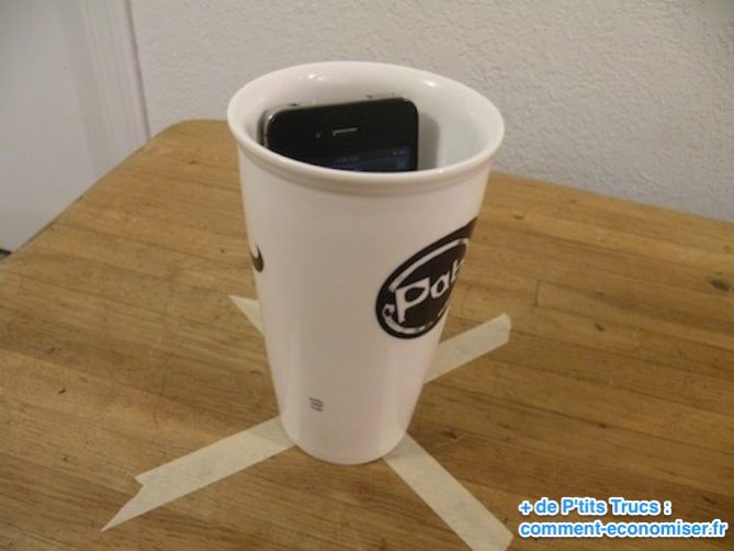 Coloca el iPhone en un vaso de cerámica para potenciar el sonido.