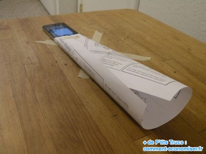 רמקול אייפון עם גיליון נייר