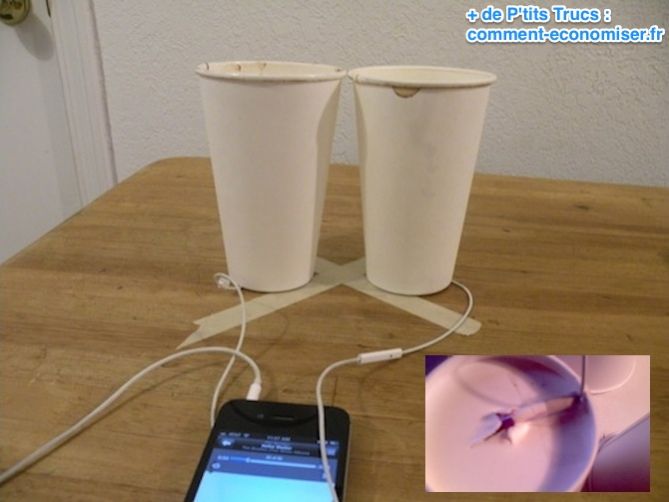 Amplifica el sonido de los auriculares en vasos de cartón.
