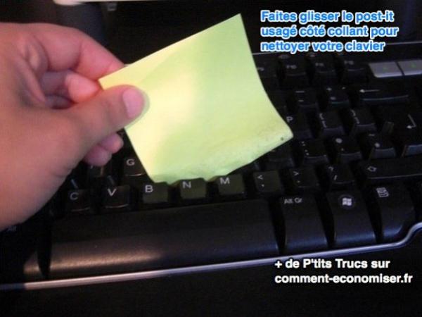 Consell per netejar el teclat de l'ordinador amb una nota adhesiva