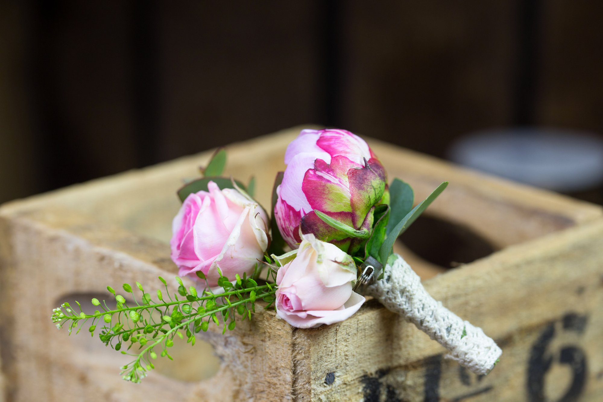 איך להכין זר פרחים מקסים בעזרת שאריות חוט.